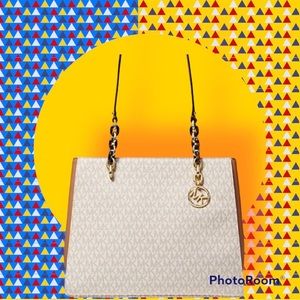MICHAEL KORS SIGNATURE BAG WHITE LEATHER BAG ❤️❤️❤️❤️AUTHENTIC GORGEOUS PURSE